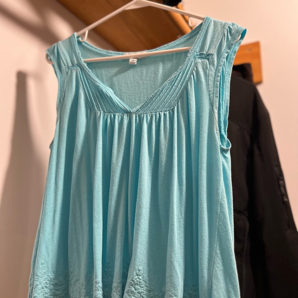 Sleeveless flowy shirt